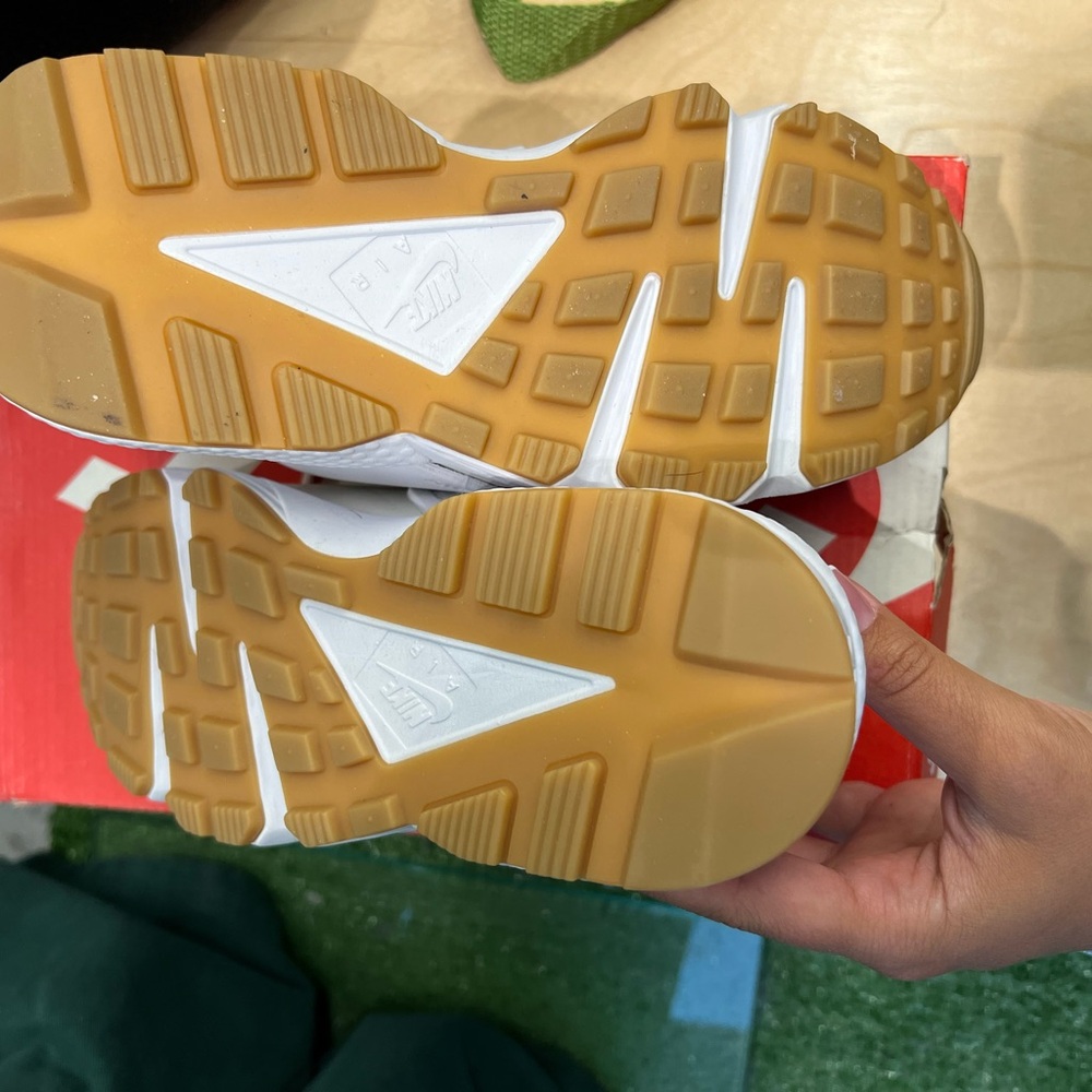 Women phantom white fossil, Nike air Huarache size 6 - Picture 6 of 7